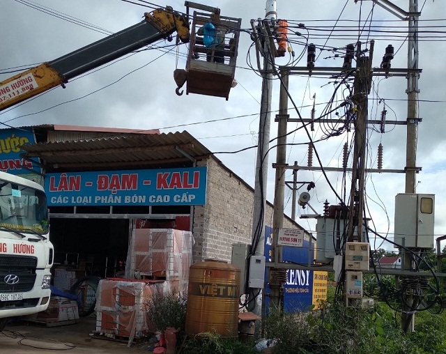 HTX Hương Sơn đang nâng cấp lưới điện để nâng cao chất lượng phục vụ cho người dân.
