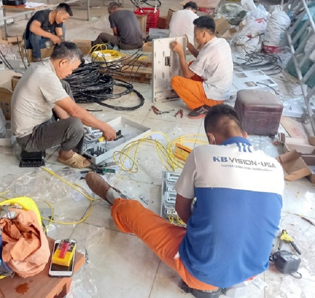 Các thành viên, người lao động của HTX đang đấu lắp công tơ thay thế kiểm định định kỳ.