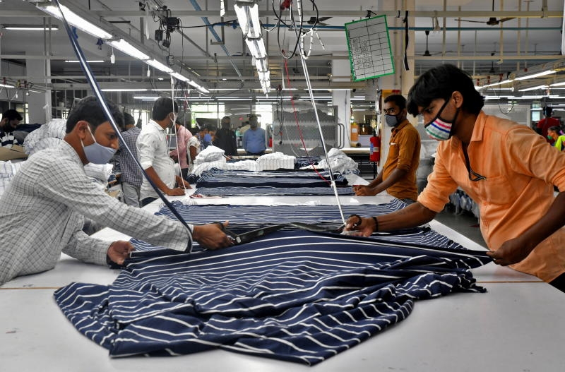 Công nhân may cắt vải để may áo sơ mi tại một nhà máy dệt của Texport Industries ở thị trấn Hindupur, phía nam bang Andhra Pradesh, Ấn Độ, ngày 9 tháng 2 năm 2022. (Reuters)