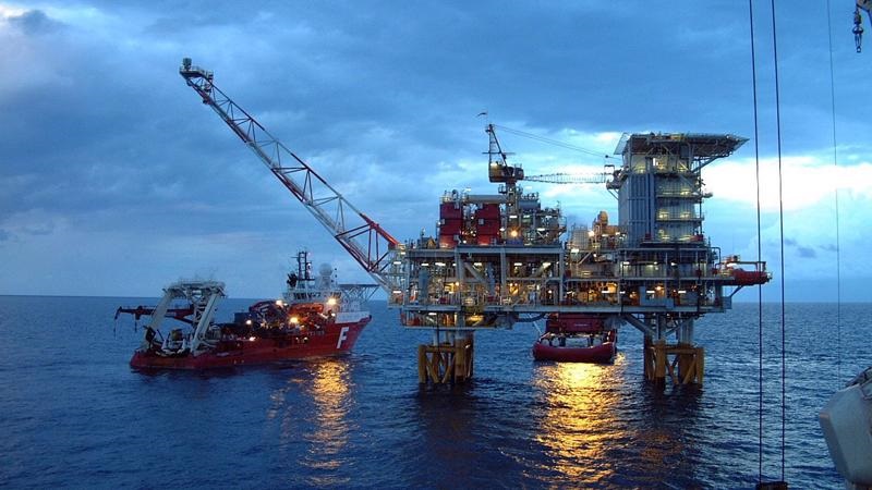 Giá dầu liên tục neo ở mức cao hỗ trợ cho nhóm cổ phiếu dầu khí liên tục thăng hoa và các doanh nghiệp dầu khí lãi lớn. (Ảnh: Int)