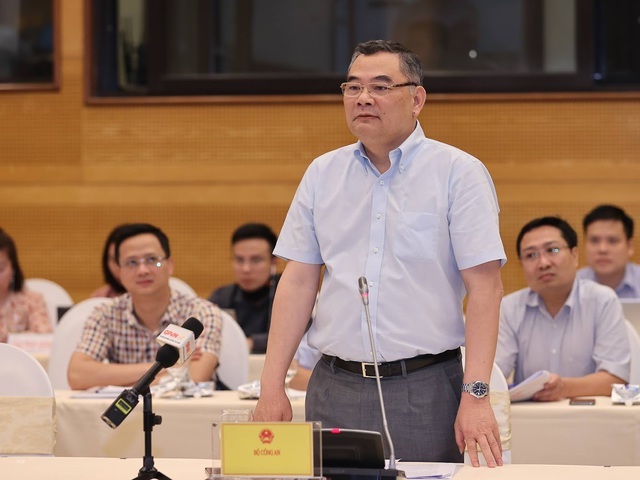 Trung tướng Tô Ân Xô, Chánh Văn phòng Bộ Công an thông tin với báo chí về kết quả điều tra ban đầu một số vụ án điểm thời gian qua - Ảnh: VGP