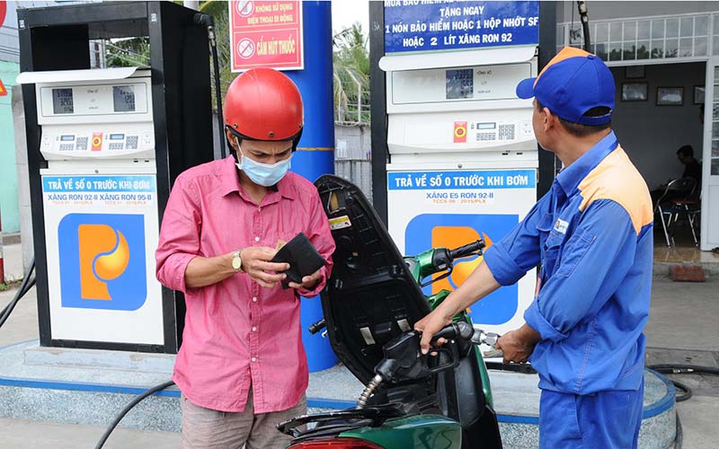 Khi nào giảm thuế để hạ nhiệt giá xăng dầu?