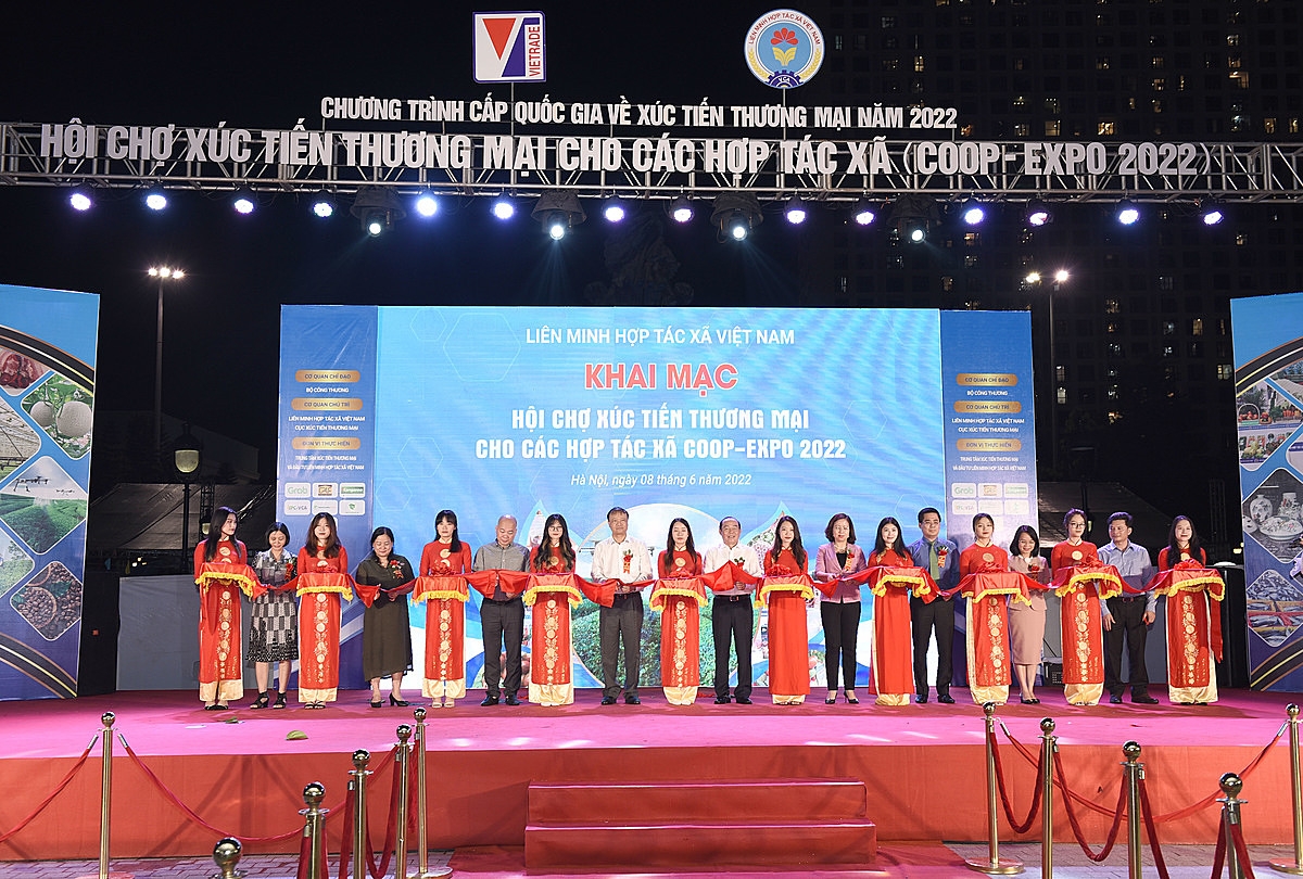 Các đại biểu cắt băng khai mạc Hội chợ xúc tiến thương mại cho các HTX Coop-Expo 2022.