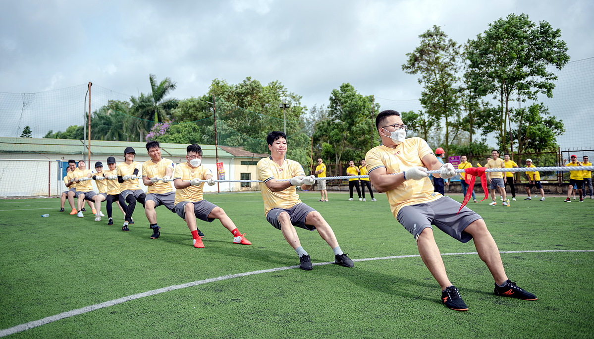 Đội tuyển PV GAS giành Giải Nhất môn kéo co phối hợp nam nữ.