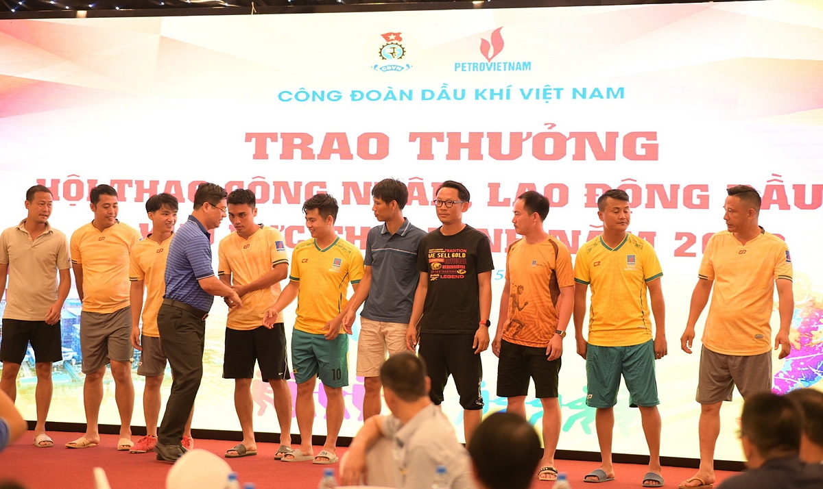 Đội tuyển bóng đá PV GAS nhận giải Nhì chung cuộc.