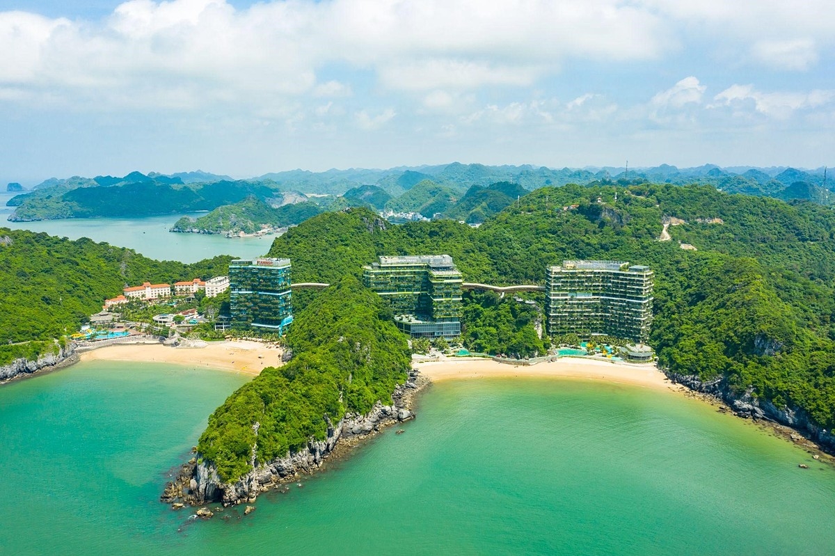 Sự đa dạng các loại từ cây leo, cây bụi đến các loại hoa bao bọc cả toà nhà có chức năng điều hoà không khí.