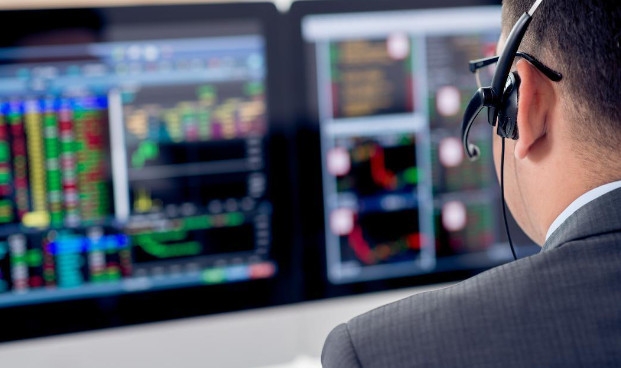 Dòng thép bất ngờ tăng nóng, VN-Index giằng co quanh mốc 1300.