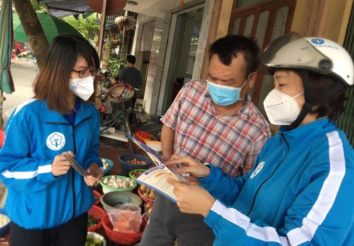 Vận động những đối tượng tiềm năng tham gia BHXH tự nguyện.