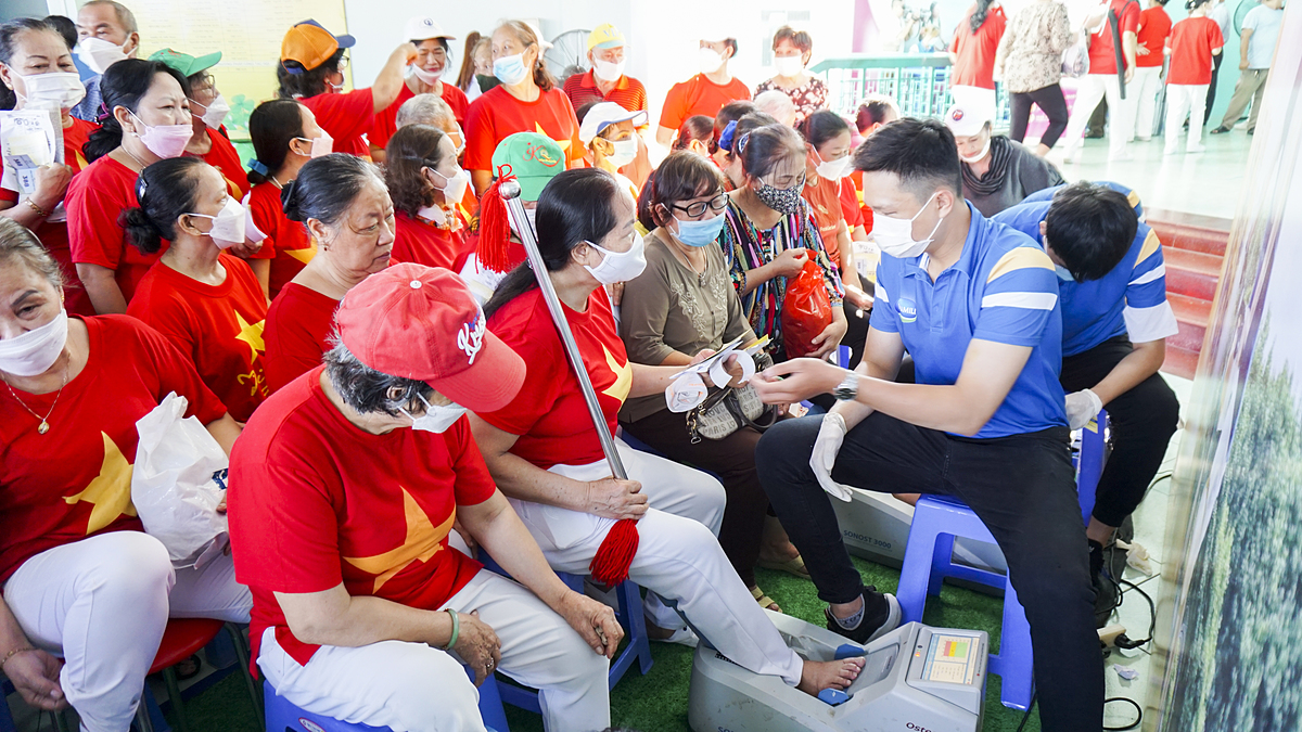 Hoạt động đo loãng xương và tư vấn sức khỏe lão khoa luôn được người cao tuổi chú trọng và có nhu cầu thăm khám nhiều nhất.