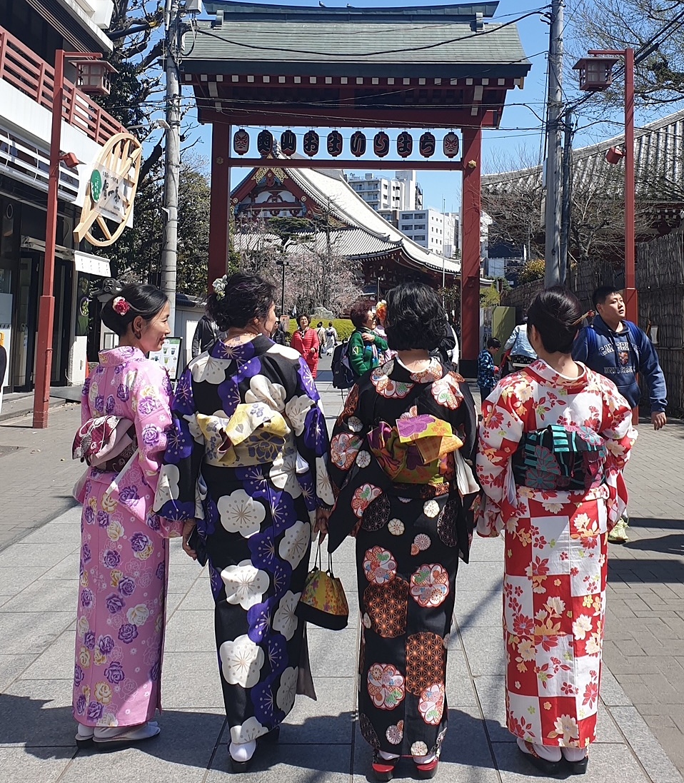 Du khách trong trang phục kimono truyền thống của Nhật Bản đi bộ ở Tokyo.