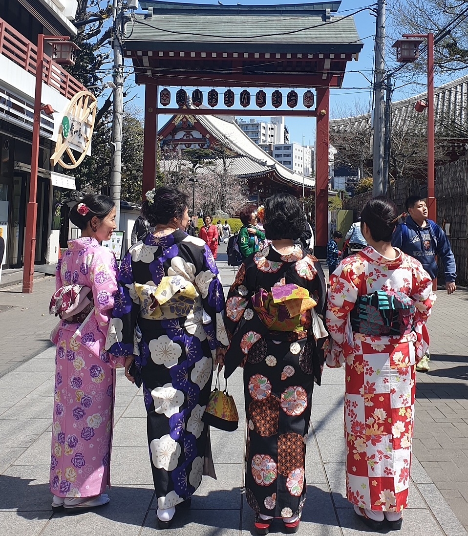 Du khách trong trang phục kimono truyền thống của Nhật Bản đi bộ ở Tokyo.