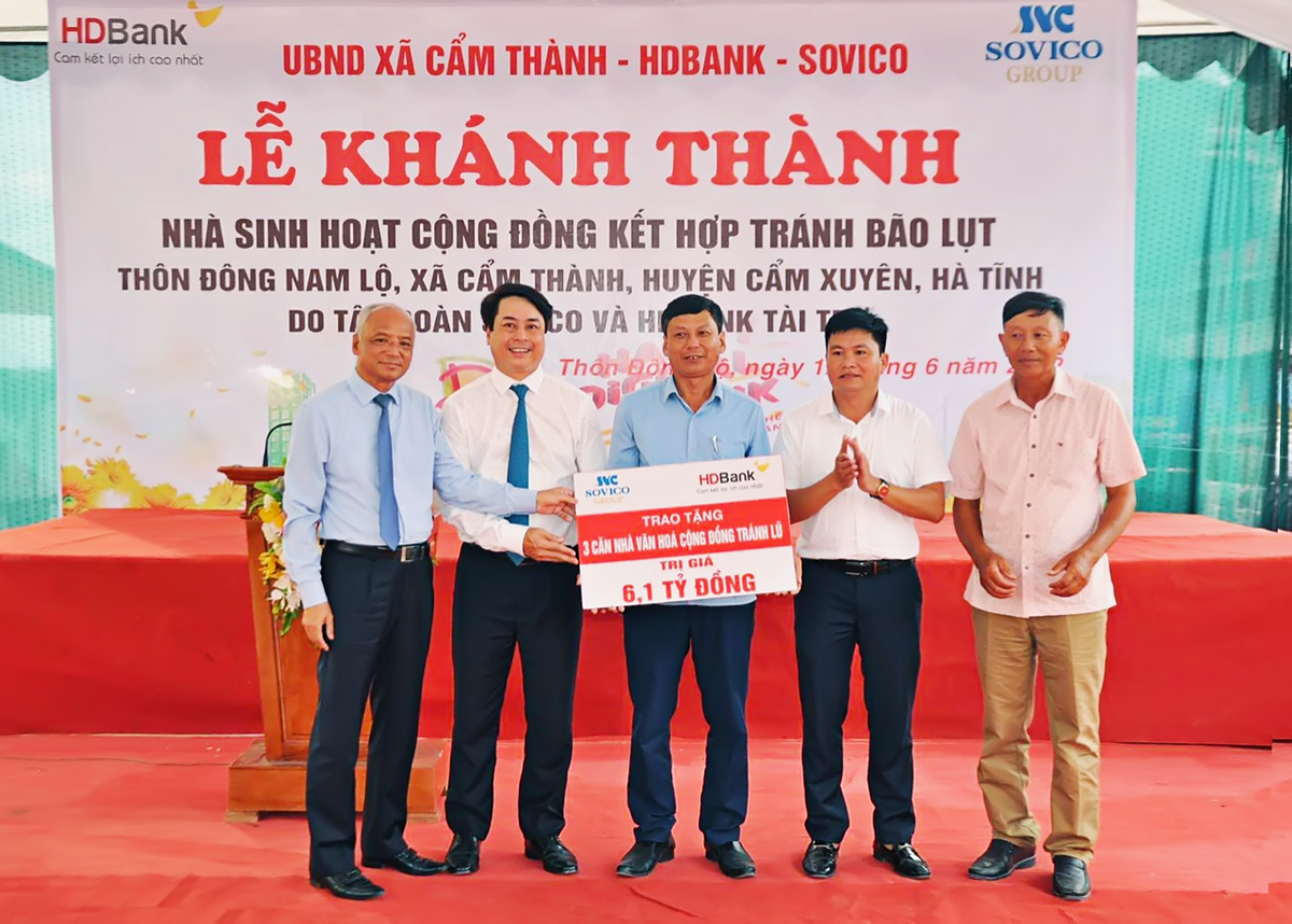 Đại diện lãnh đạo Sovico, HDBank trao tặng nhà cộng đồng cho đại diện lãnh đạo địa phương Cẩm Xuyên – Hà Tĩnh.