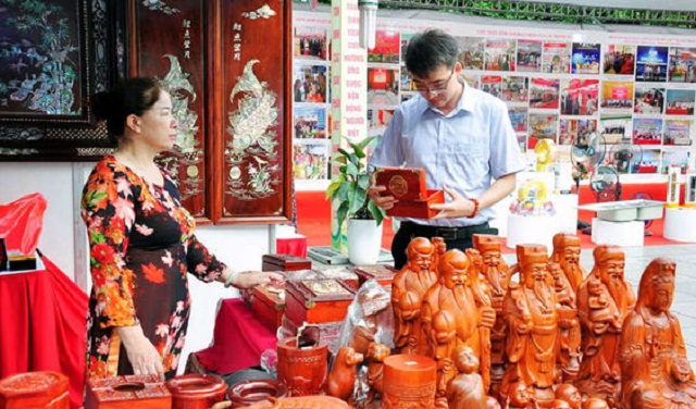 Khi các làng nghề hướng đến phát triển xanh, bền vững không chỉ giải bài toán về môi trường, mà còn thu hút một lượng lớn khách du lịch đến tham quan.