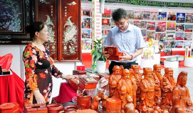 Khi các làng nghề hướng đến phát triển xanh, bền vững không chỉ giải bài toán về môi trường, mà còn thu hút một lượng lớn khách du lịch đến tham quan.