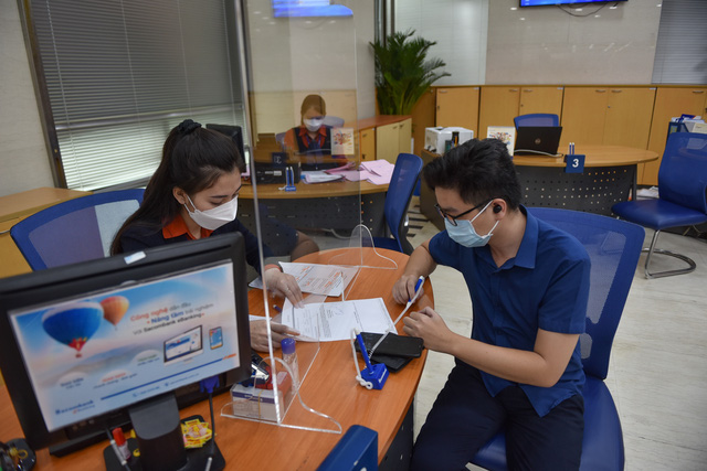 Tín dụng đến ngày 9 tháng 6 tăng 8,15%.Trong ảnh: giao dịch tại một ngân hàng ở TP.HCM.