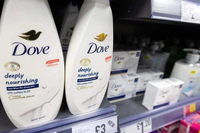 Trong lĩnh vực kinh doanh gia dụng và chăm sóc sắc đẹp, Unilever đang cố gắng giảm sự phụ thuộc của các sản phẩm vào hóa dầu và làm cho chúng bền vững hơn. ẢNH: BLOOMBERG