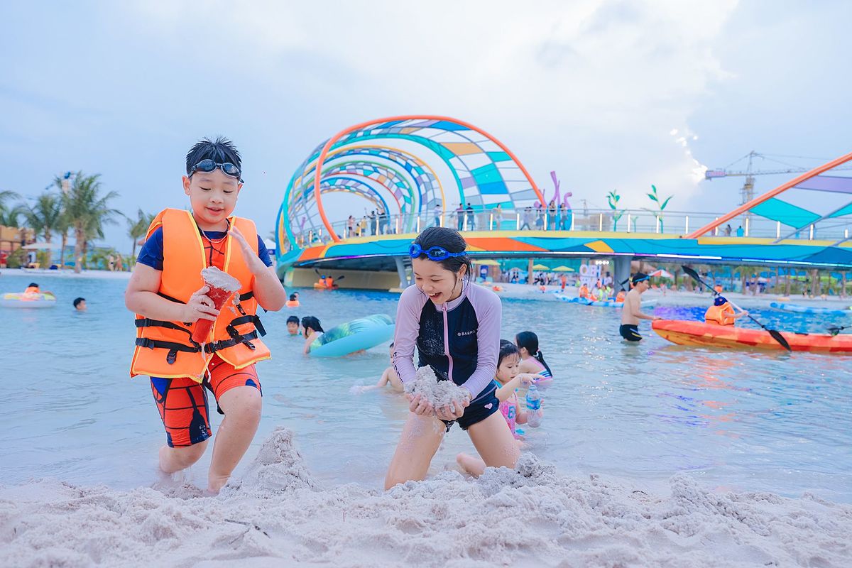 Sức hấp dẫn của thành phố biển hồ còn được tạo ra bởi đặc quyền sống giữa những kỳ quan tầm cỡ thế giới.