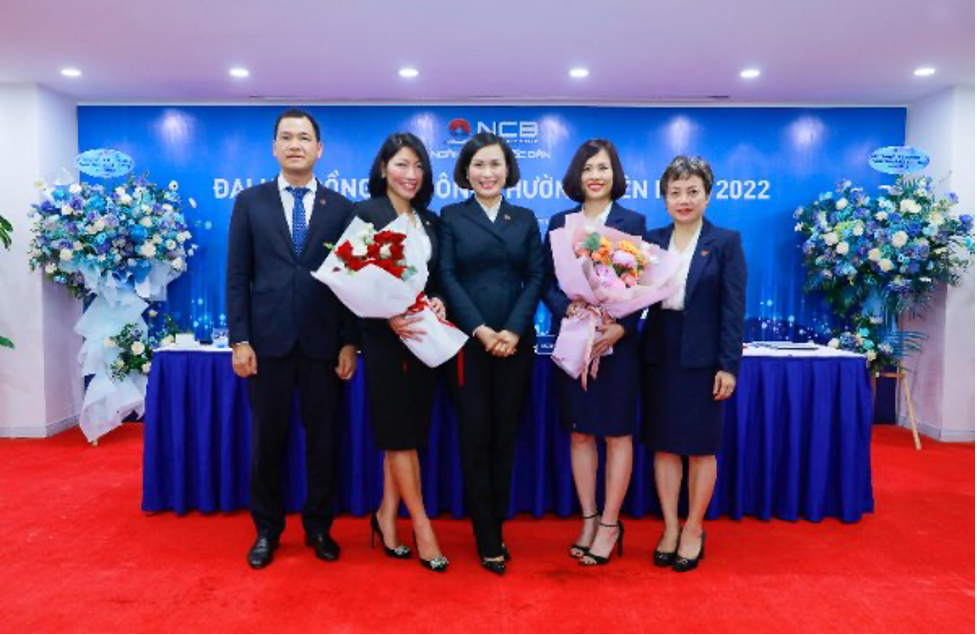Các thành viên HĐQT và Ban Điều hành NCB ra mắt tại ĐHĐCĐ.