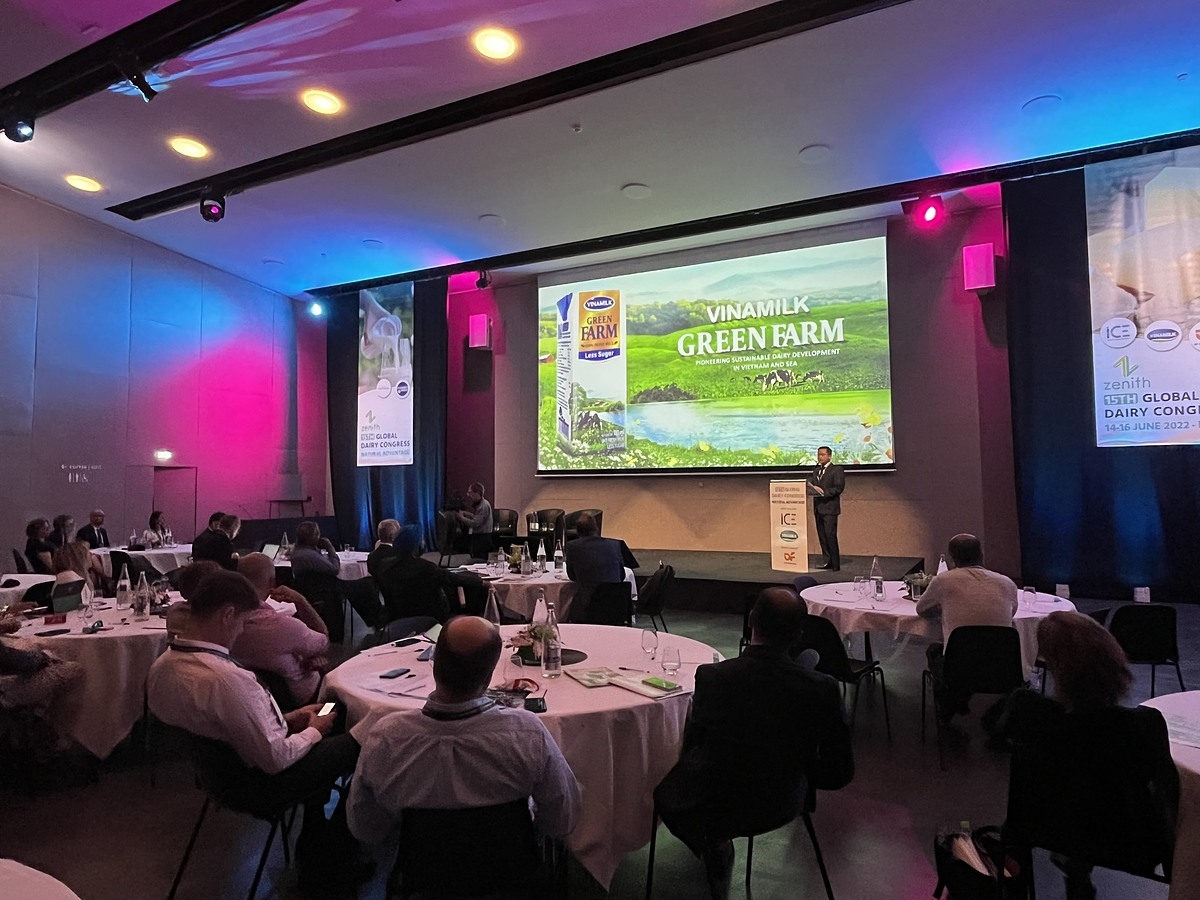 Ông Nguyễn Quang Trí – Giám đốc Điều hành Marketing chia sẻ về câu chuyện của “Green Farm” tại hội nghị.