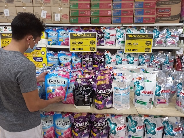 Các nhà bán lẻ lớn đã thực hiện nhiều giải pháp kìm giá, “tung” nhiều khuyến mại đối với mặt hàng nhu yếu phẩm nhằm chia sẻ khó khăn với người tiêu dùng, kích cầu mua sắm trong dịp hè.