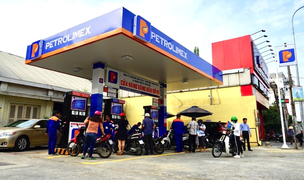 Các chuyên gia cho rằng, trong các loại thuế đánh vào giá xăng dầu, nên xem xét giảm thêm thuế bảo vệ môi trường trong thời điểm này để hỗ trợ người dân.