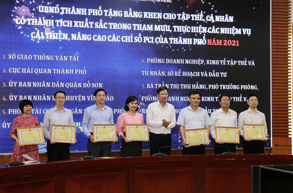 Phó Chủ tịch Thường trực UBND thành phố Hải Phòng Lê Anh Quân trao Bằng khen cho các tập thể và cá nhân.