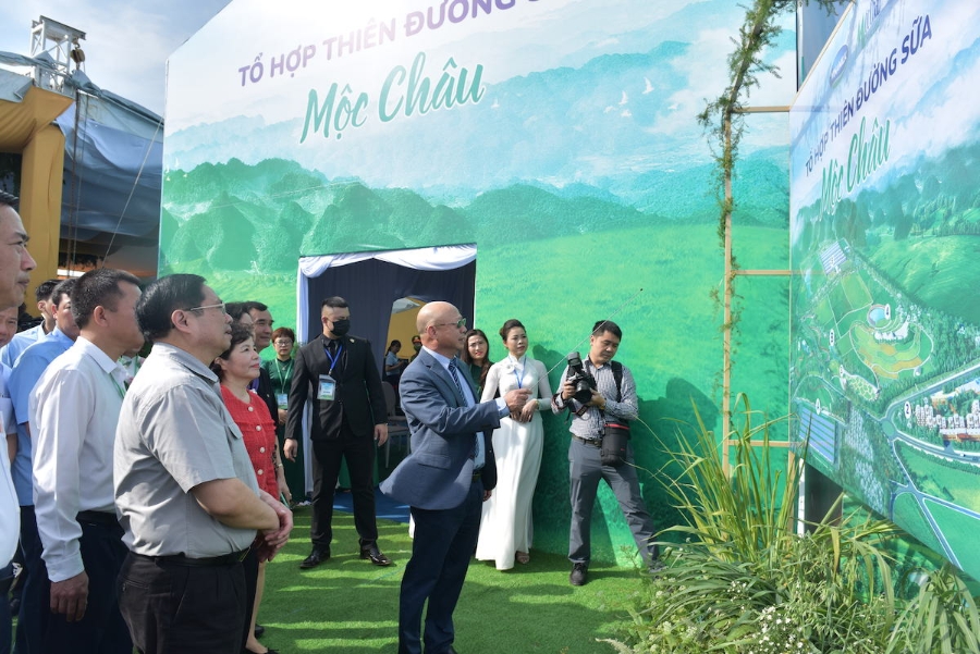 Dự lễ khởi công Tổ hợp, Thủ tướng Phạm Minh Chính kỳ vọng Vinamilk và Mộc Châu Milk sẽ cùng nhau phát triển nền nông nghiệp xanh, sạch, công nghệ cao, nền kinh tế nông nghiệp toàn diện và tuần hoàn, kết nối các lĩnh vực như nông nghiệp công nghệ cao, công nghiệp, du lịch thành chuỗi giá trị để phát triển bền vững tại Mộc Châu. Tổ hợp gồm 2 dự án thành phần: Dự án Trang trại bò sữa công nghệ cao kết hợp du lịch sinh thái và dự án Nhà máy sữa công nghệ cao Mộc Châu Milk. Tổng vốn đầu tư của tổ hợp lên tới 3.150 tỷ đồng, với mục tiêu đưa Mộc Châu trở thành thủ phủ chăn nuôi bò sữa công nghệ cao tại phía Bắc, là hình mẫu của ngành công nghiệp chăn nuôi bò sữa tại Việt Nam cũng như bắt kịp với các xu hướng phát triển trên thế giới.