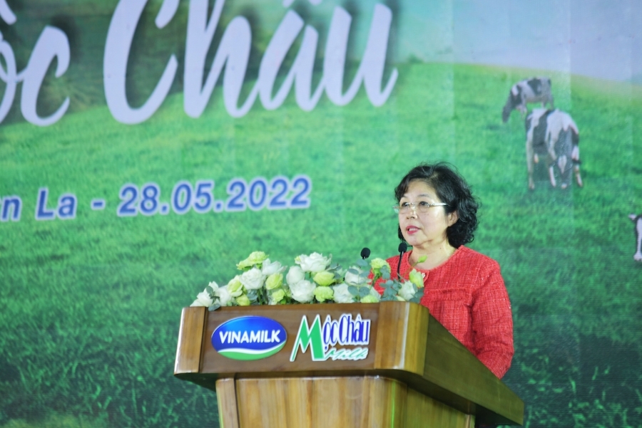 Bà Mai Kiều Liên, Chủ tịch HĐQT Mộc Châu Milk, Thành viên HĐQT kiêm Tổng giám đốc Vinamilk chia sẻ: “Khác với các Nhà máy, trang trại khác của Vinamilk là chỉ có nhà máy, hoặc chỉ có trang trại, Thiên đường sữa Mộc Châu là tổ hợp dự án liên hoàn, kết hợp cả nhà máy, trang trại và du lịch sinh thái. Tại nhà máy, chúng tôi sẽ áp dụng hệ thống tự động hóa hoàn toàn cùng các công nghệ thông minh mới nhất. Bên cạnh đó, Mộc Châu là địa điểm rất đặc biệt vì đây là nơi đầu tiên tại Việt Nam chăn nuôi bò sữa từ hơn 60 năm trước. Không những có khí hậu mát mẻ quanh năm mà Mộc Châu còn sở hữu phong cảnh thiên nhiên vô cùng đẹp. Vì thế, chúng tôi lựa chọn phát triển nhà máy, trang trại kết hợp với du lịch sinh thái với ưu tiên hàng đầu là xanh, sạch, phát triển bền vững tại đây”.