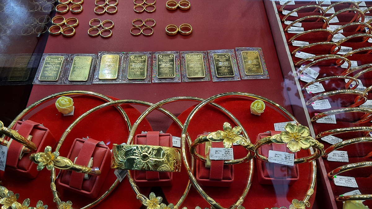 Giá vàng trong nước đồng loạt điều chỉnh giảm 100.000 đồng/lượng. (Ảnh: Int)