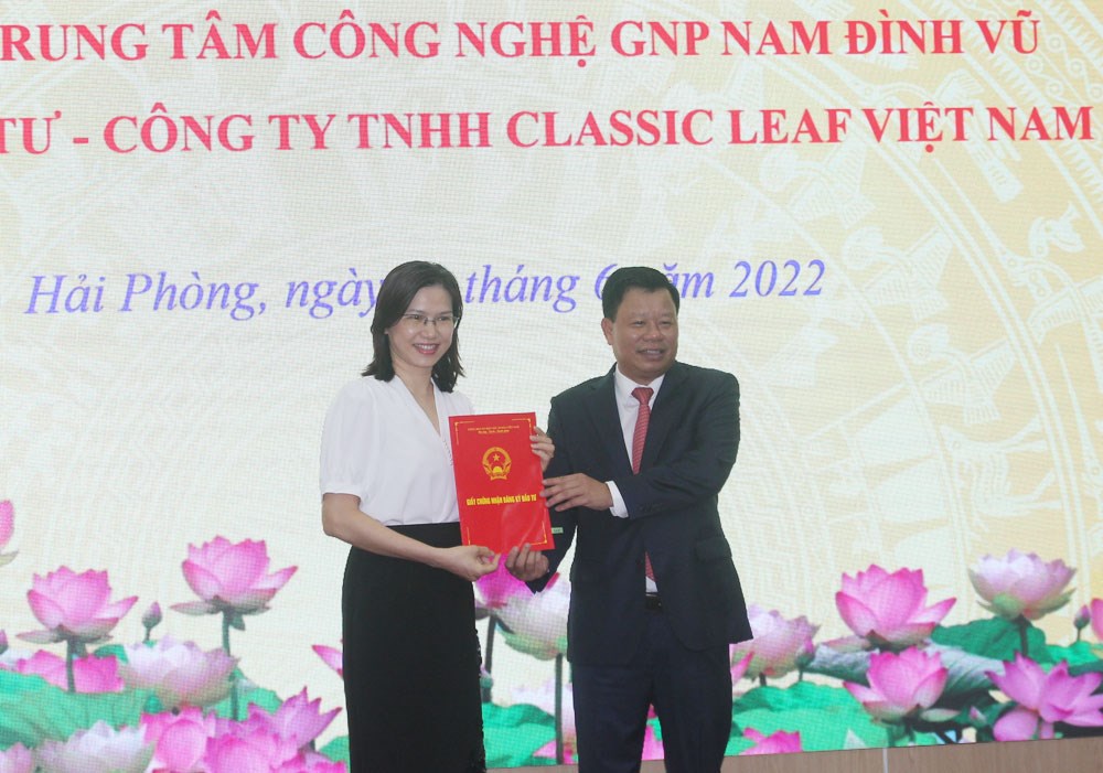 Ông Lê Trung Kiên trao giấy chứng nhận đăng ký đầu tư cho các đơn vị.