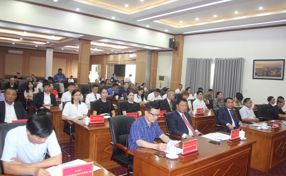 Quang cảnh buổi trao giấy chứng nhận đăng ký đầu tư cho các đơn vị.