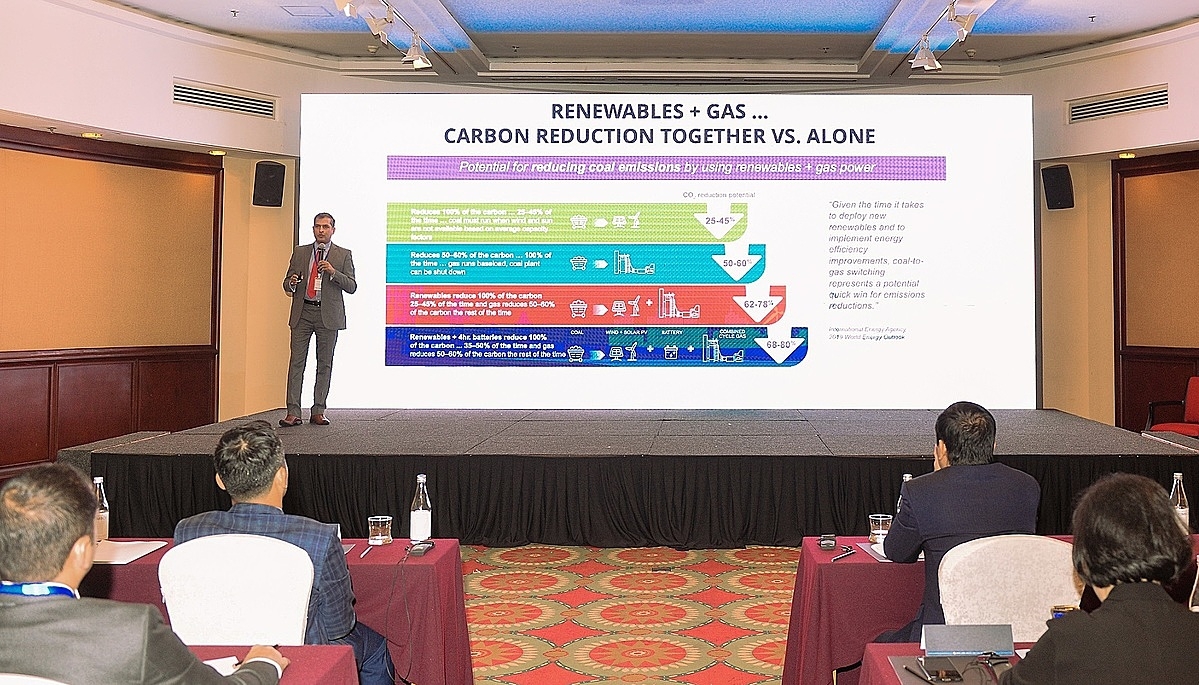 Ông Narendra Asnani, Tổng Giám đốc Khối Dịch vụ, GE Gas Power châu Á, phát biểu tại buổi tọa đàm.