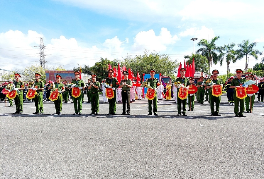 Đại diện các đơn vị nhận cờ thi đua.