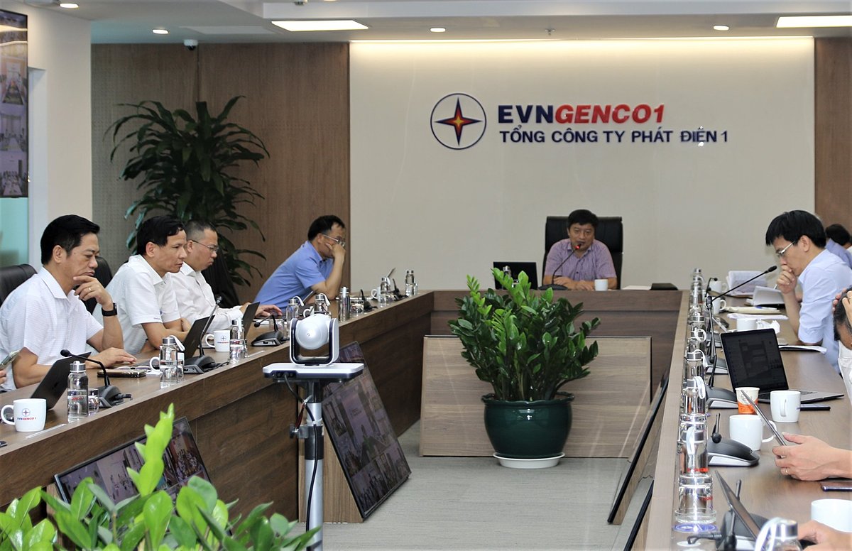 Ông Nguyễn Tiến Khoa, Chủ tịch HĐTV EVNGENCO1, Trưởng Ban chỉ đạo Chuyển đổi số chủ trì buổi làm việc.