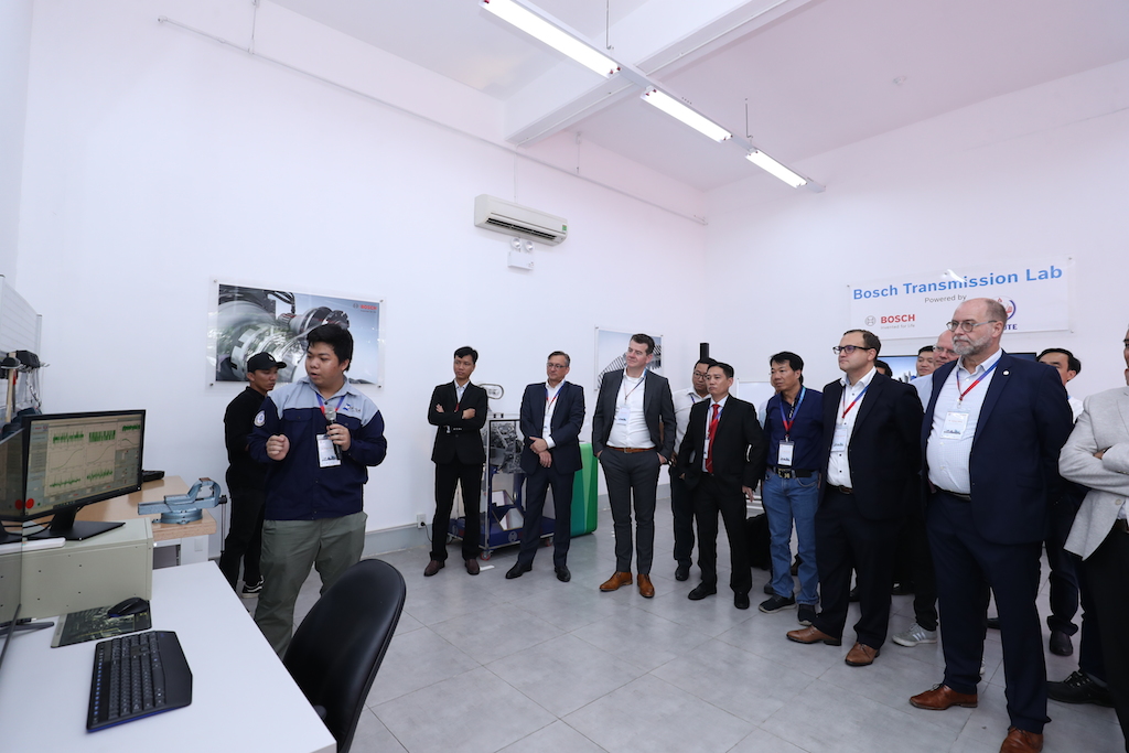 Phòng thí nghiệm Hộp số truyền động vô cấp CVT (Bosch Transmission Lab) do Bosch tài trợ ước tính trị giá 90.000 Euro (hơn 2,5 tỷ đồng).