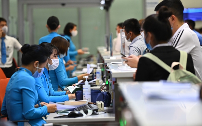 Giá vé máy bay tăng chóng mặt khiến du khách sốc.