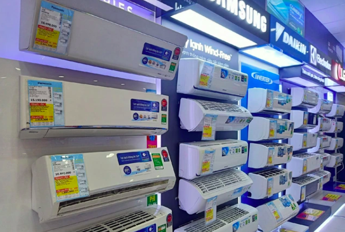 Các siêu thị điện máy đang tung ra nhiều chương trình khuyến mại hấp dẫn để hút khách mua máy điều hoà