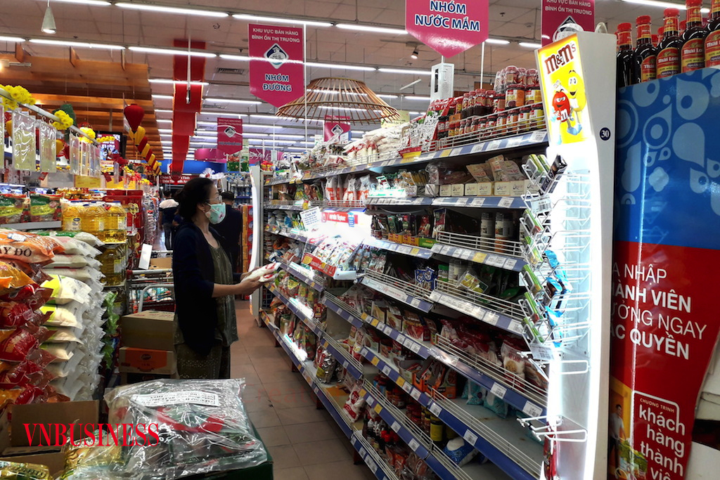 Bên cạnh nhiều DN phải điều chỉnh giá bán sản phẩm giữa “bão giá”, vẫn có những DN phối hợp với hệ thống siêu thị kìm giữ giá bán để giữ sức mua.