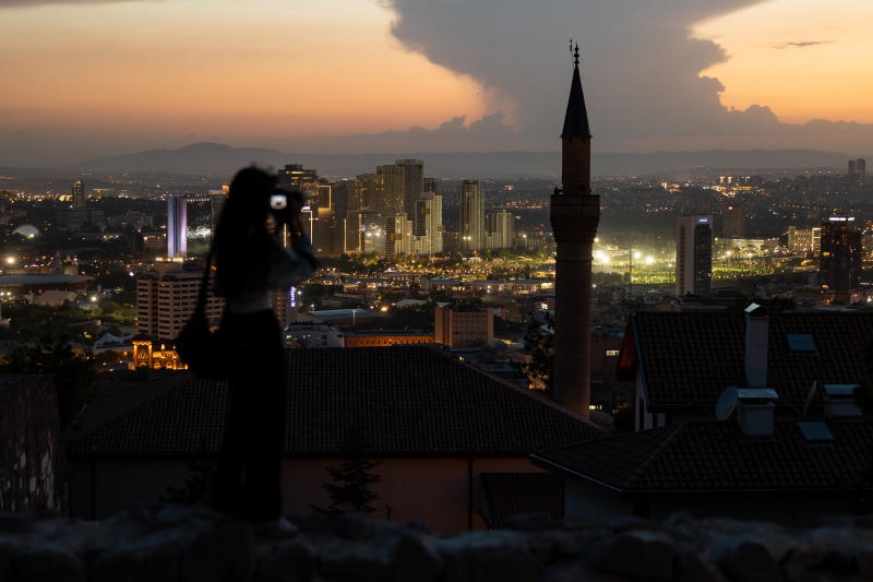 Ở cuối bảng, những nơi rẻ nhất cho người nước ngoài sinh sống là Ankara của Thổ Nhĩ Kỳ, Bishkek ở Kyrgyzstan và Dushanbe ở Tajikistan.Một du khách chụp ảnh đường chân trời thành phố từ lâu đài Ankara vào lúc hoàng hôn ở Ankara, Thổ Nhĩ Kỳ, vào ngày 31 tháng 5 năm 2022. (Ảnh: Bloomberg)
