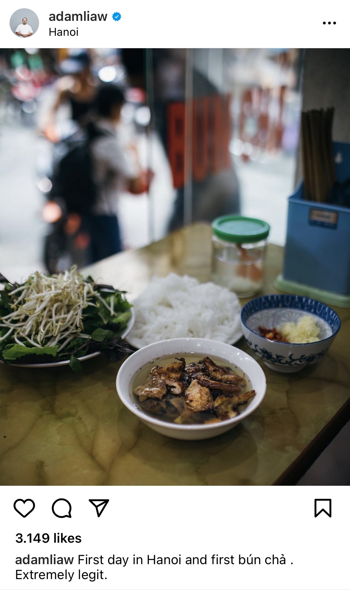 Adam Liaw thích thú chia sẻ cảm nhận về món bún chả.