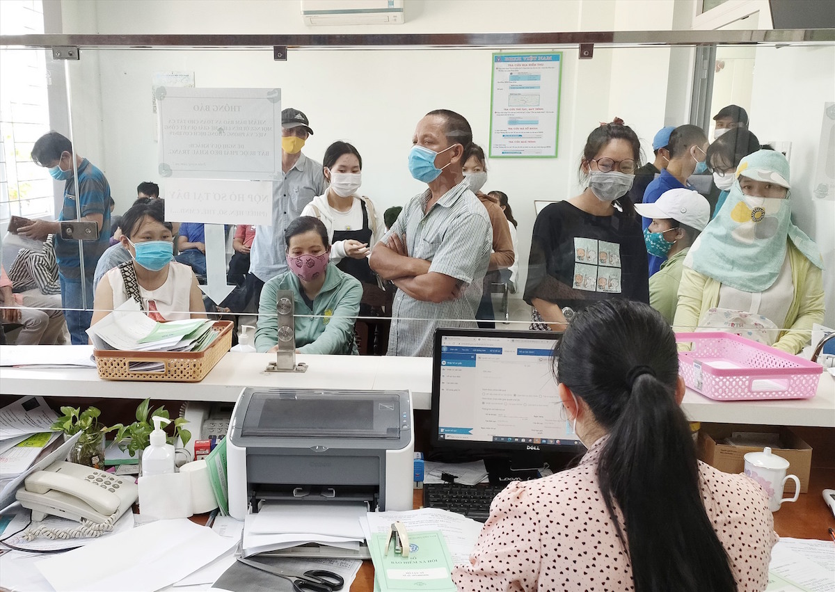 Làm thế nào hạn chế tình trạng rút BHXH một lần vẫn đang là câu hỏi khó.