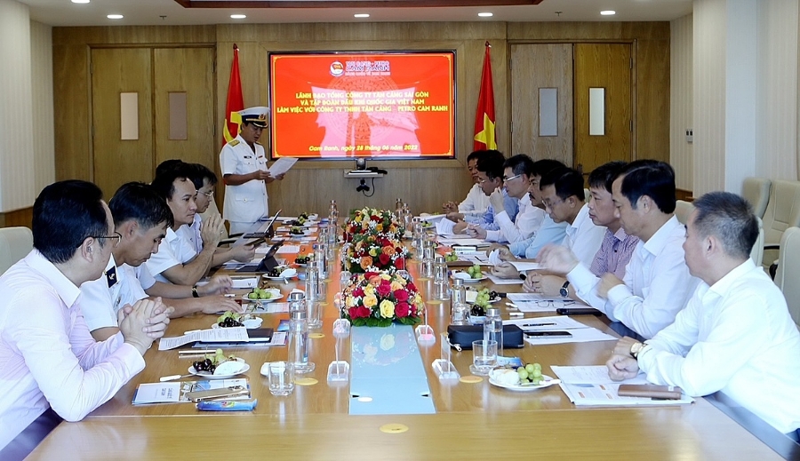 Đoàn cán bộ Petrovietnam và PV GAS đến thăm và làm việc tại Petro Cam Ranh.