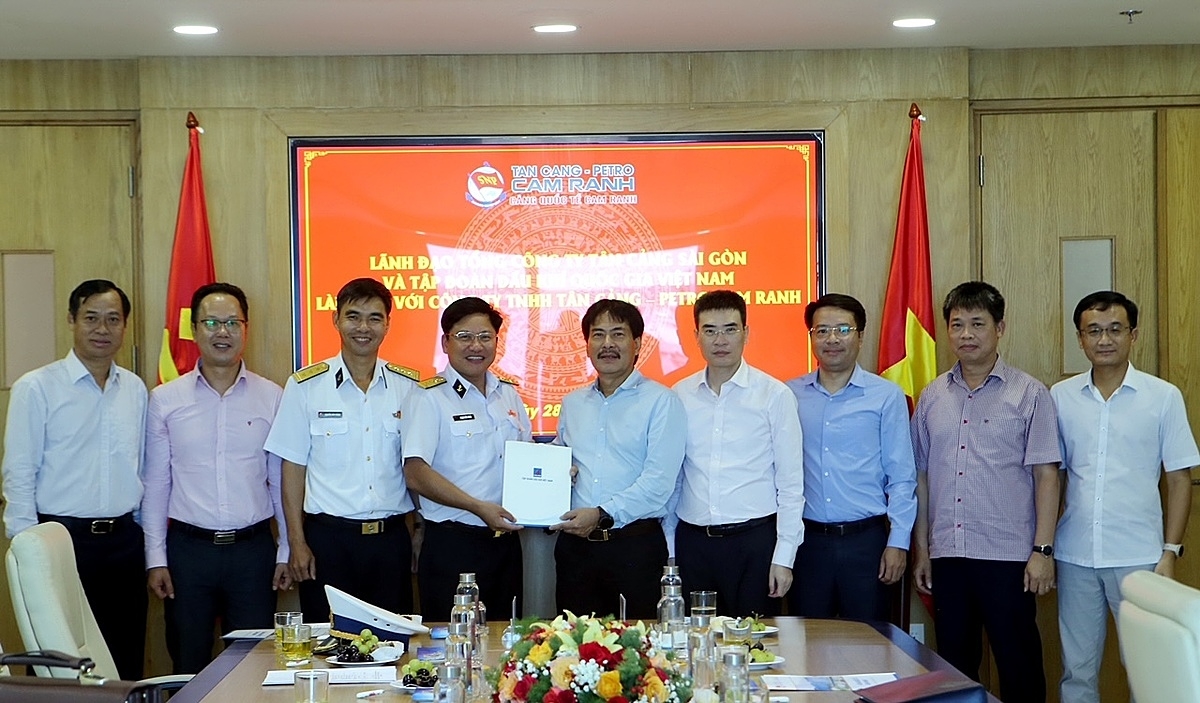 Petrovietnam và PV GAS trao tặng ủng hộ cán bộ chiến sỹ hải quân 600 triệu đồng.