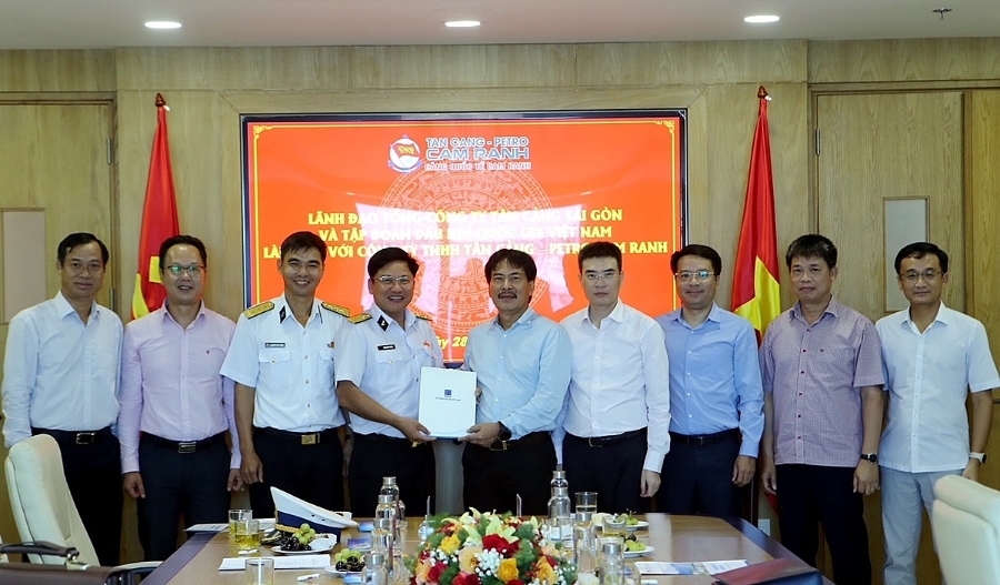Petrovietnam và PV GAS trao tặng ủng hộ cán bộ chiến sỹ hải quân 600 triệu đồng.