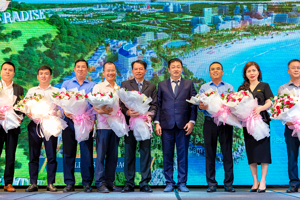 Đại diện chủ đầu tư dự án án KN Paradise tặng hoa các đối tác tài trợ chính là các ngân hàng đầu tư tại Việt Nam.