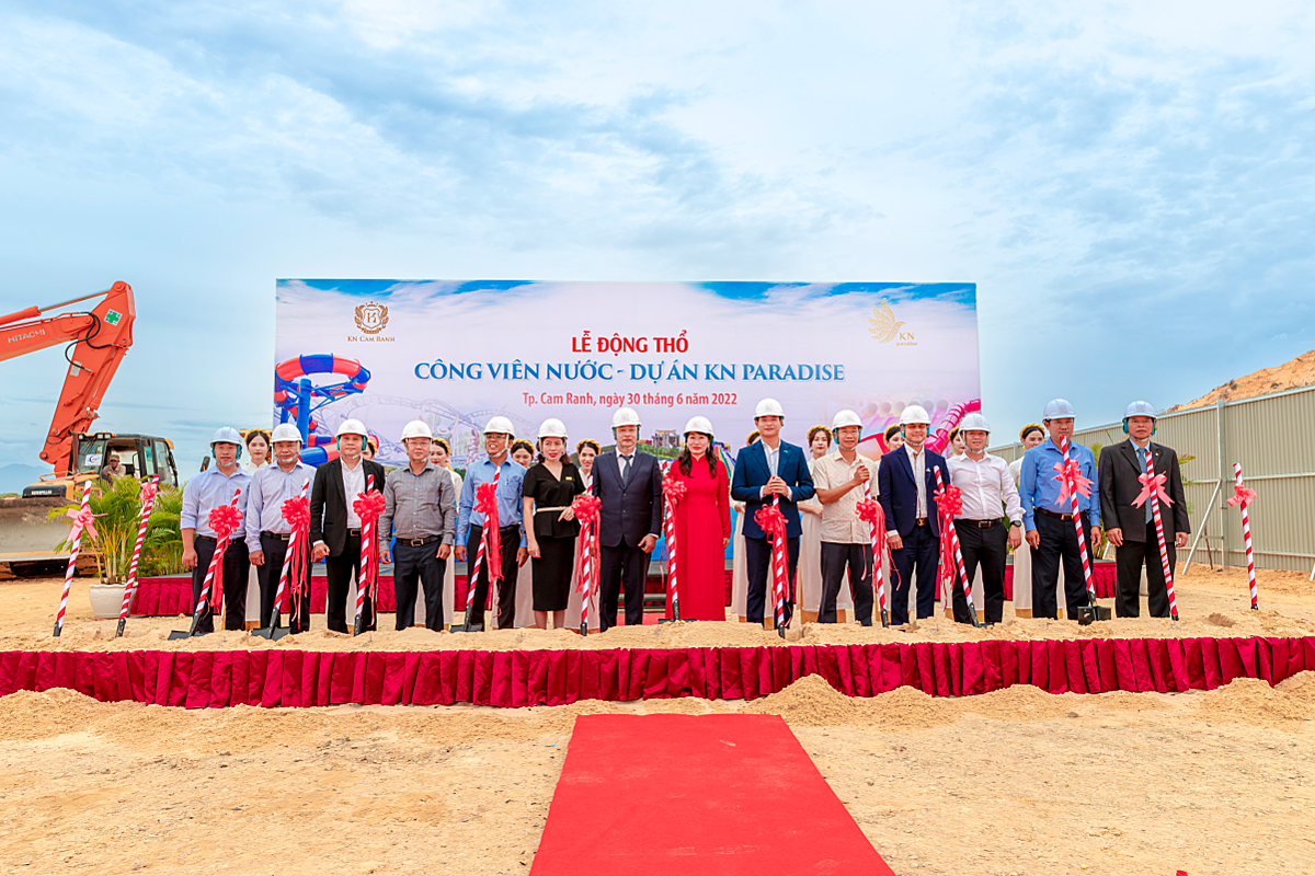 Đại diện chủ đầu tư cùng các đối tác động thổ công viên nước tại dự án KN Paradise.