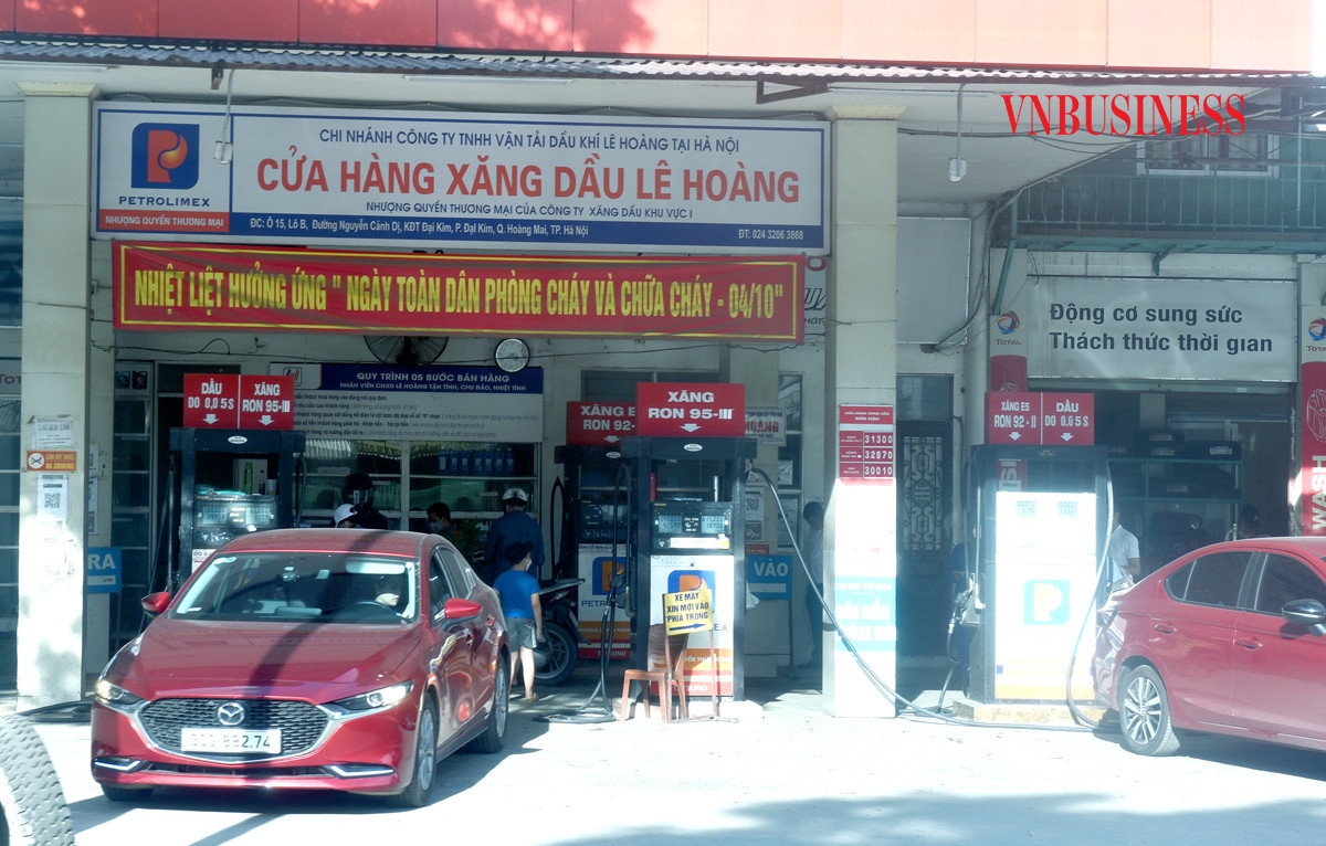 Giá xăng dầu giảm nhẹ vào chiều 1/7 (Ảnh: Mạnh Lê).