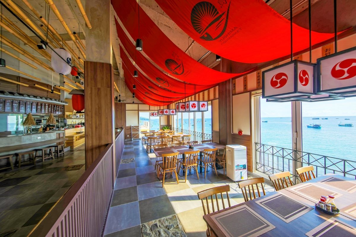 Dãy nhà hàng sát biển tại Thị trấn Địa Trung Hải đã đi vào hoạt động.