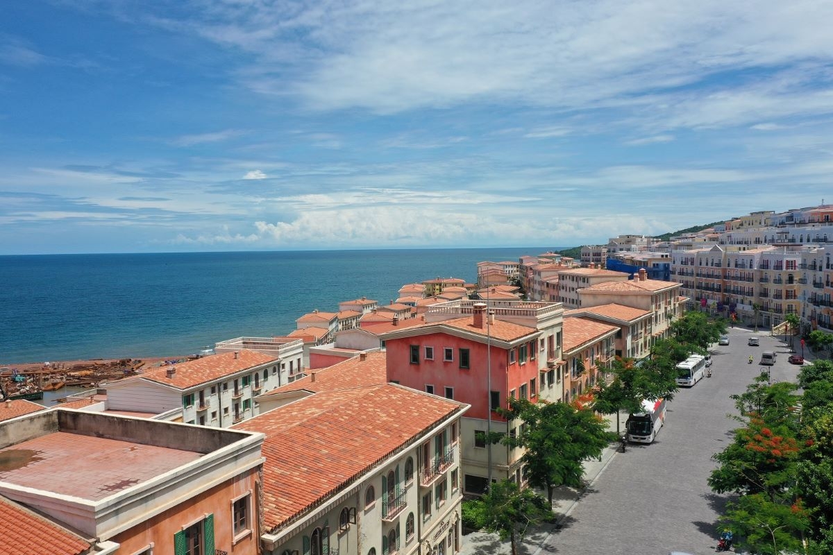 Thị trấn Địa Trung Hải sớm tạo sức hút bởi kiến trúc giàu tính nghệ thuật.