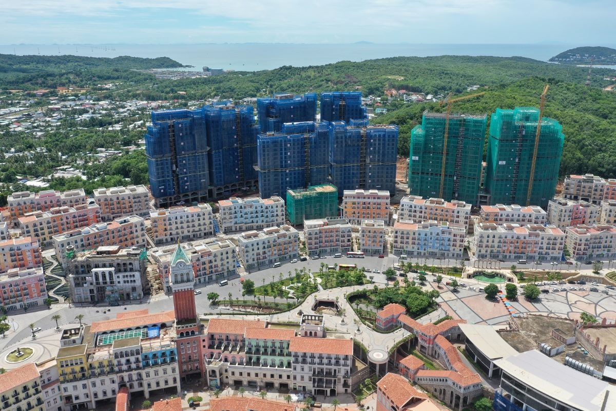 Tháp căn hộ và shophouse tại Sun Grand City Hillside Residence sắp sửa hoàn thiện.